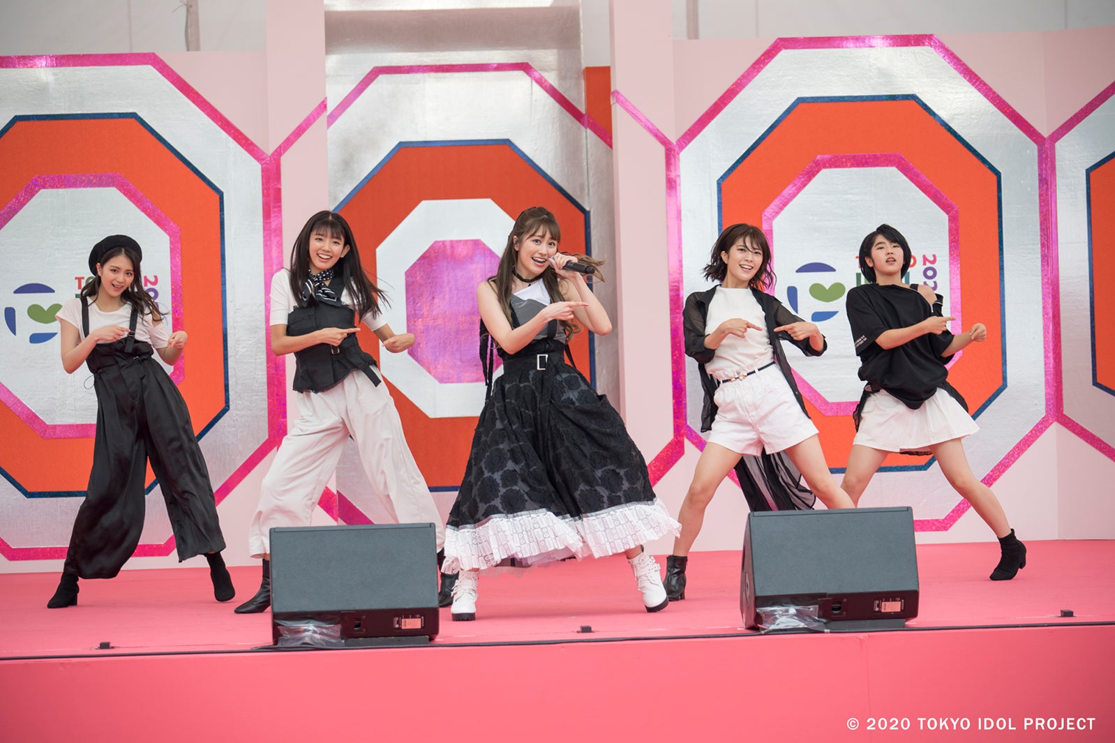 佐々木彩夏（中央）（C）2020 TOKYO IDOL PROJECT