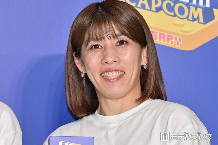 吉田沙保里、美脚際立つ黒の膝丈ワンピース姿に反響「ほっそりしてる」「素敵」