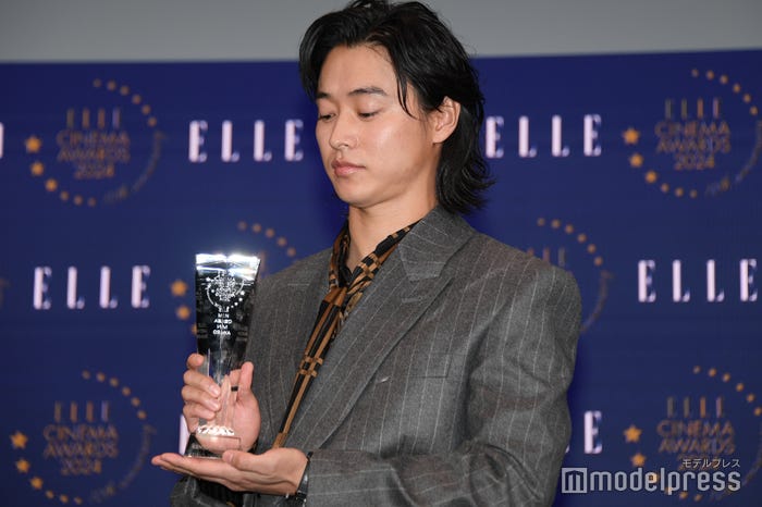 トロフィーをまじまじと見つめる山崎賢人(C)モデルプレス