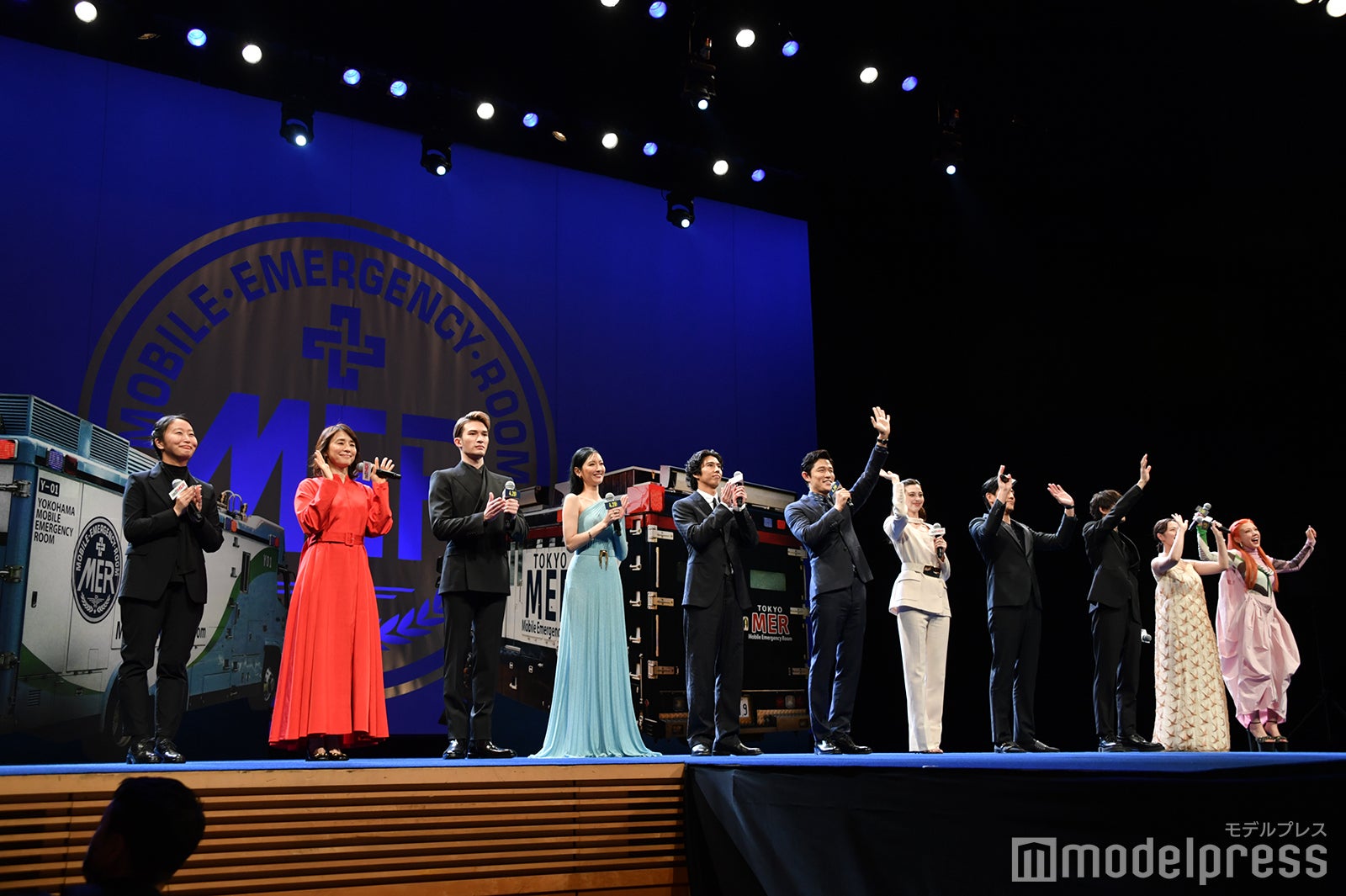 上映後にサプライズで登場（左から）松木彩監督、石田ゆり子、ジェシー、菜々緒、賀来賢人、鈴木亮平、中条あやみ、要潤、佐野勇斗、フォンチー、仲里依紗（C）モデルプレス