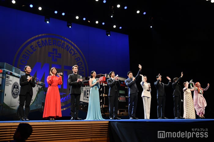 上映後にサプライズで登場(左から)松木彩監督、石田ゆり子、ジェシー、菜々緒、賀来賢人、鈴木亮平、中条あやみ、要潤、佐野勇斗、フォンチー、仲里依紗(C)モデルプレス