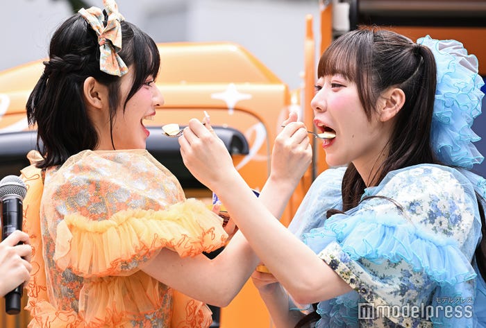 アイスを食べさせ合う鎮西寿々歌、真中まな(C)モデルプレス
