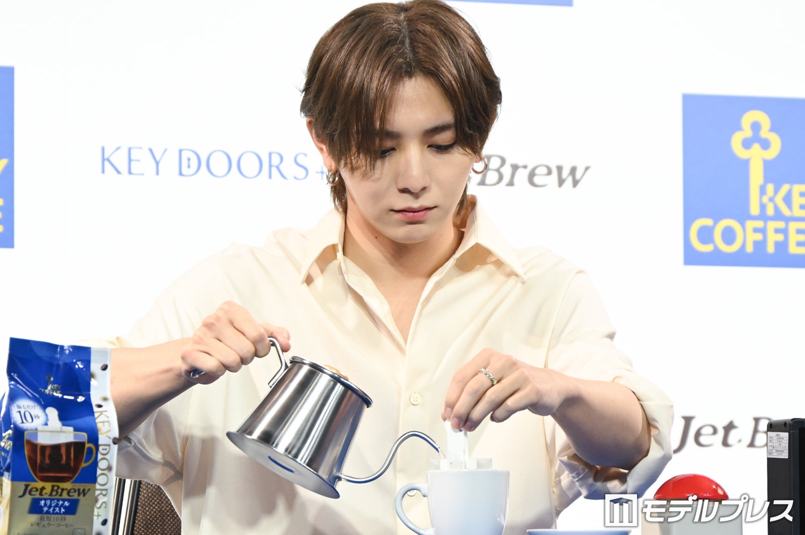 集中して「KEY DOORS＋ JET BREW」にお湯を注ぐ山田涼介（C）モデルプレス