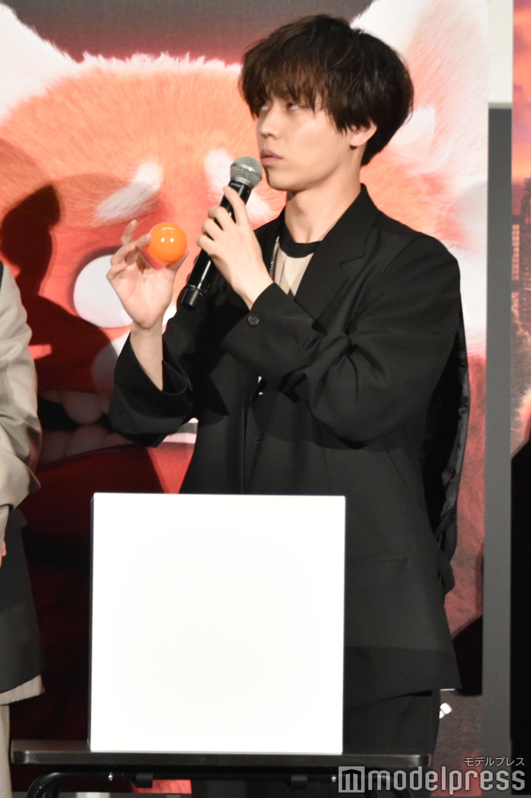 ボールを引く岩岡徹（C）モデルプレス