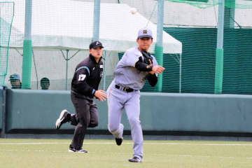 阪神 ドラフト1位・立石が捕った！投げた！ゴロを鮮やか処理 2試合足かけ97球目でついに守備機会