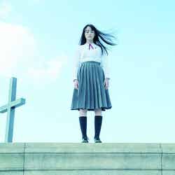 山本美月が屋上で思い悩む映画「少女」のワンシーン （C）2016「少女」製作委員会