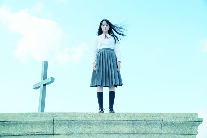 山本美月が屋上で思い悩む映画「少女」のワンシーン (C)2016「少女」製作委員会