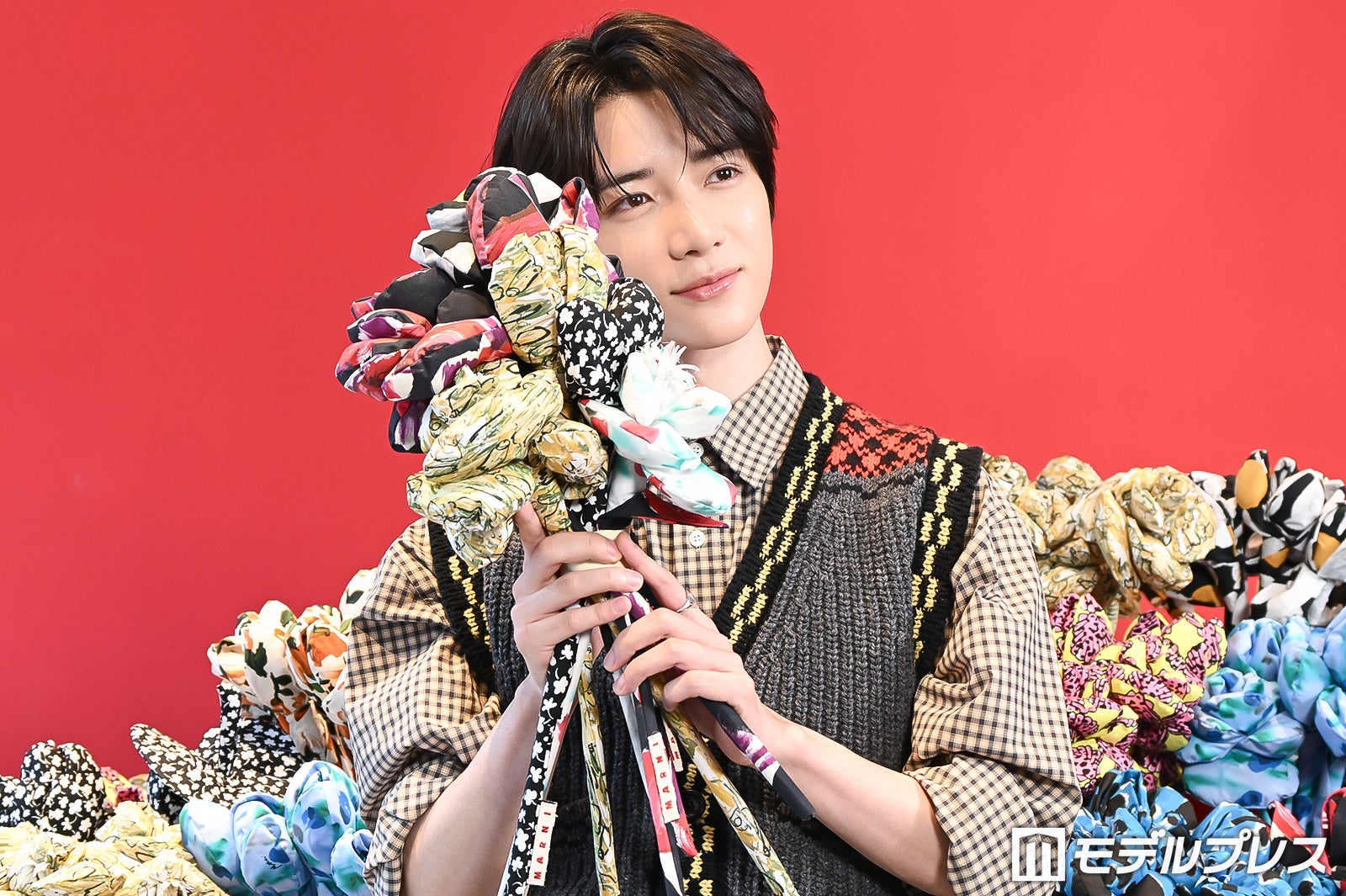 花束を持ってポーズを決めるBEOMGYU（ボムギュ）（C）モデルプレス