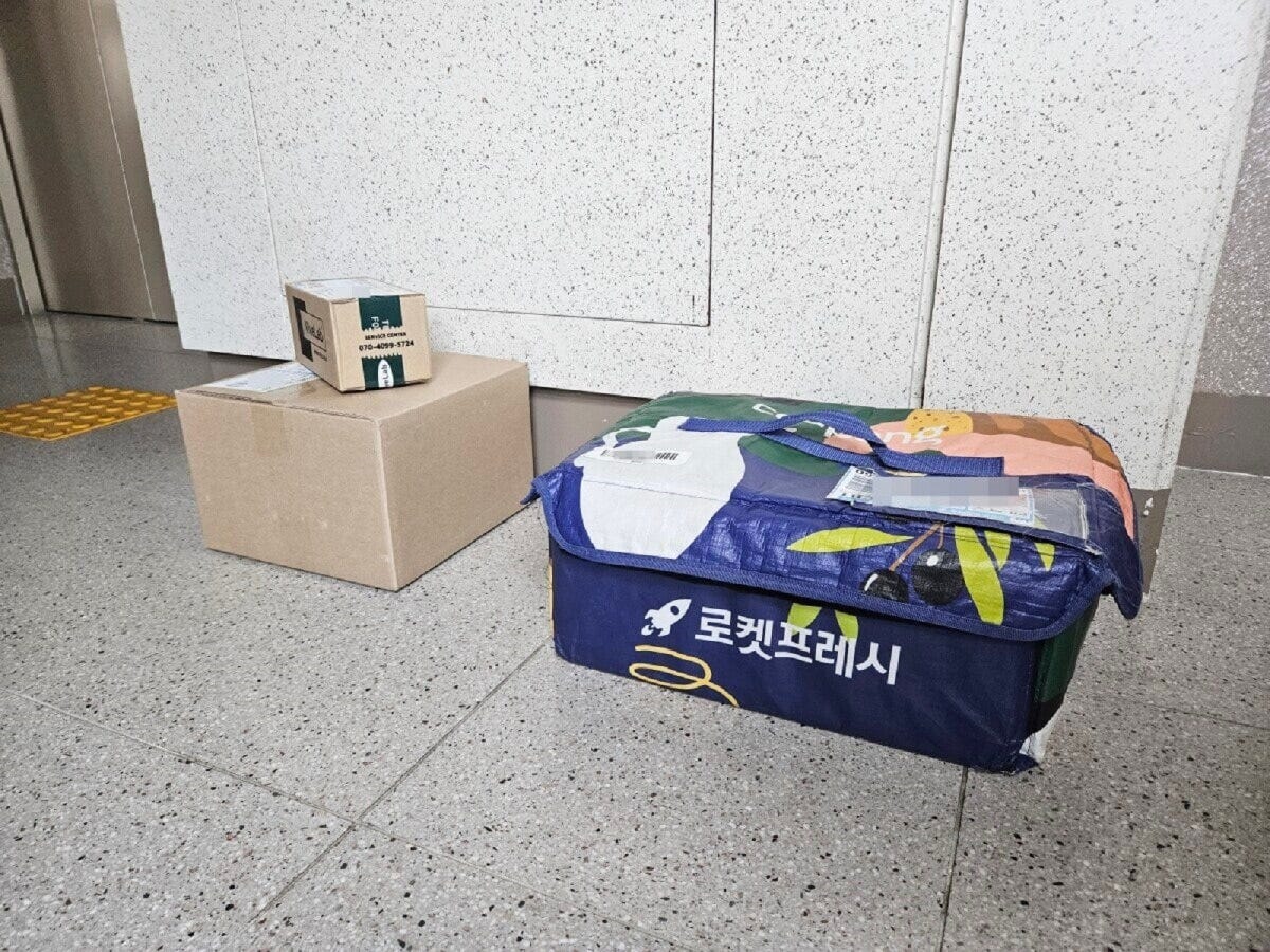 マンションの玄関前に届けられた宅配物や生鮮食品。時間指定で届けられる