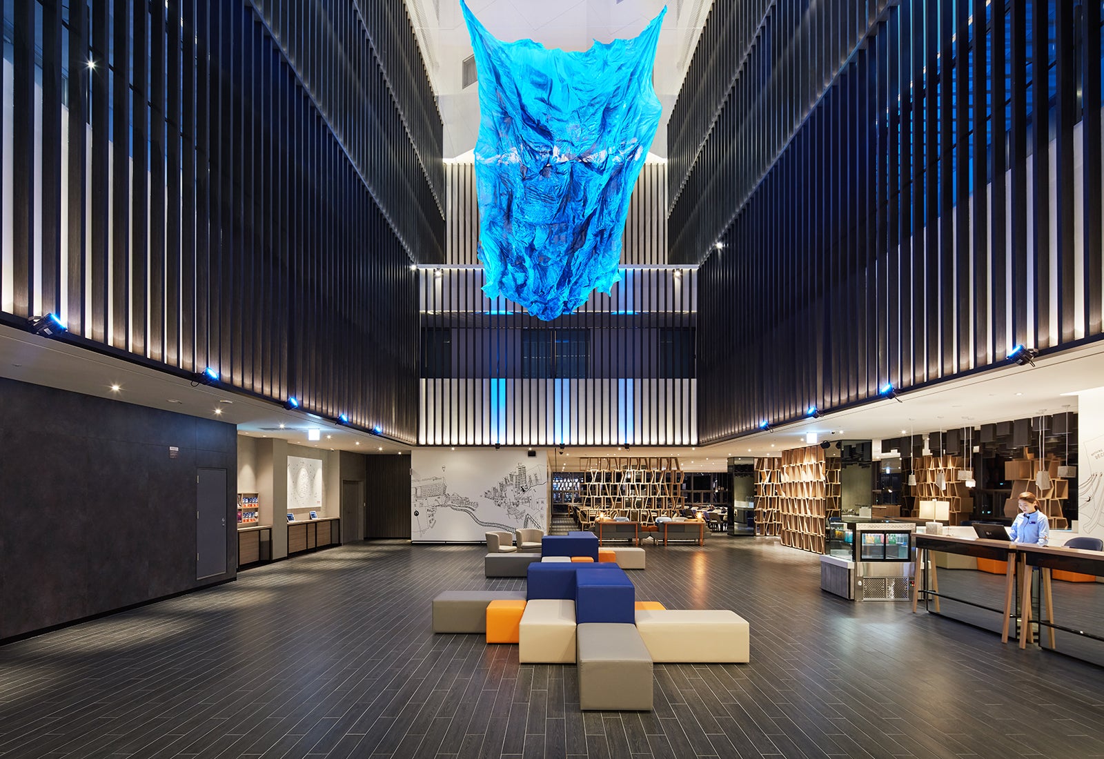 ラグジュアリーなロビー／Holiday Inn Express Seoul Hongdae（提供写真）