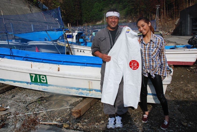 人気モデル、被災地へ小型漁船1隻を寄贈　ガレキの撤去も