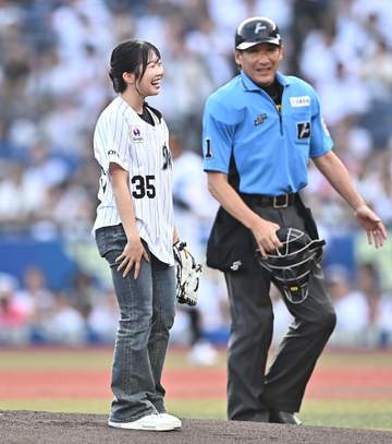 マウンドで「ん？」中井亜美の始球式にファン反響「癒やされた」球審も思わず笑顔に マウンドから四方に一礼「礼儀正しい」