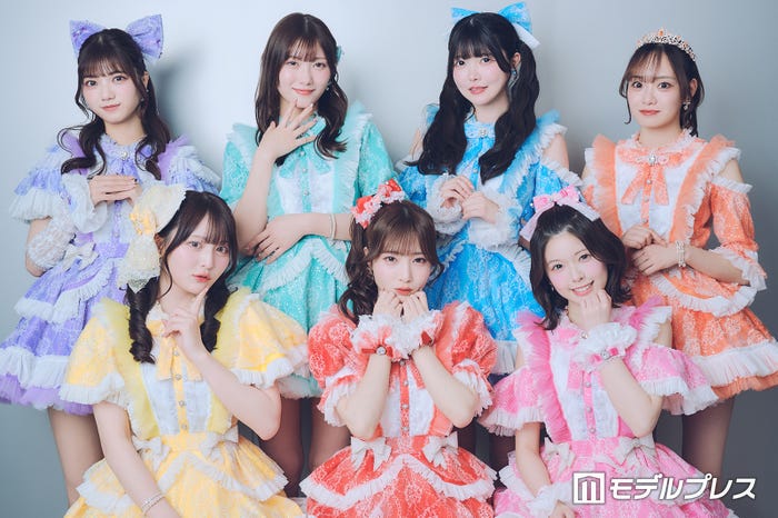 fav me(上段左から)阿部かれん、丸山蘭奈、小野寺梓、川岸瑠那(下段左から)瀬乃まりん、澪川舞香、中本こまり(C)モデルプレス