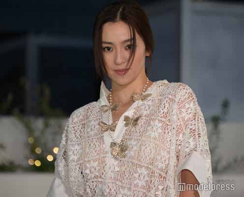 中村アン、透けドレスで美脚チラリ クールな佇まい<ディオールホリデーポップアップ>