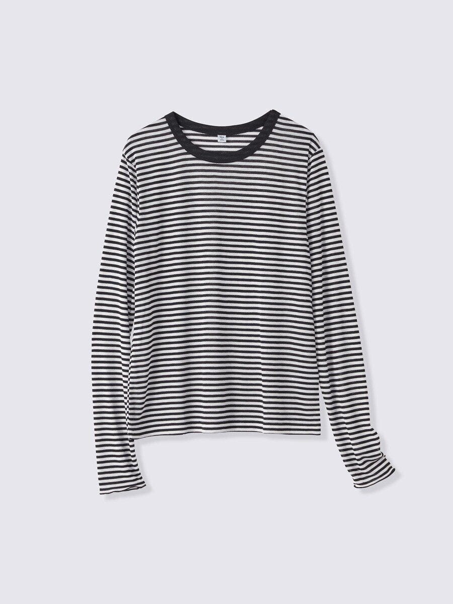 白と黒の細いボーダー柄の長袖Tシャツ