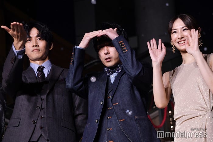 スモークバブルを触ろうとする松坂桃李、眩しいライトの中でも報道陣にしっかり目線を送る二宮和也、ドレス姿が美しい北川景子 (C)モデルプレス