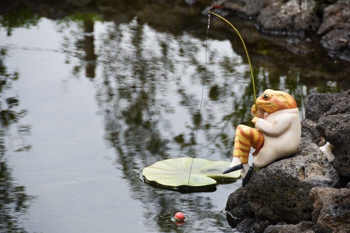 『かえるのジェレミーのおはなし』に出てくるカエル、ジェレミー・フィッシャーが釣りをしています