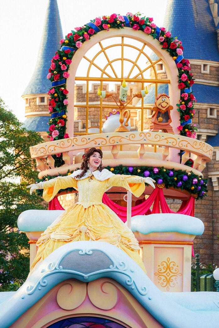 『美女と野獣』のベルがかわいいフロートに乗ってやって来ます。おなじみのキャラクターもうしろに