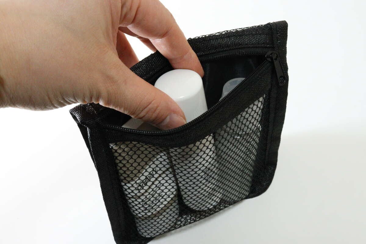 セリア　つり下げポーチ　メッシュポケット　使用例　ボトル