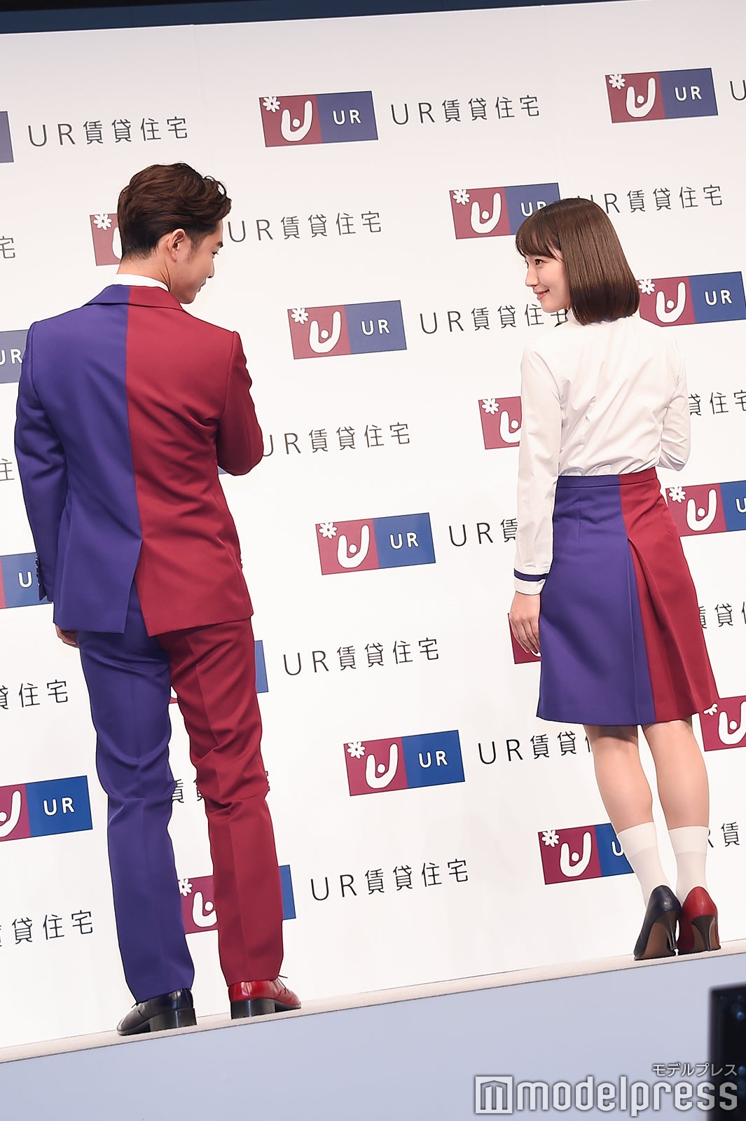 後ろも左右色違い／千葉雄大、吉岡里帆（C）モデルプレス