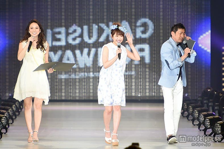 「GAKUSEI RUNWAY」のステージに登場した(左から)赤松悠実(MC)、くみっきー、KOJI(MC)