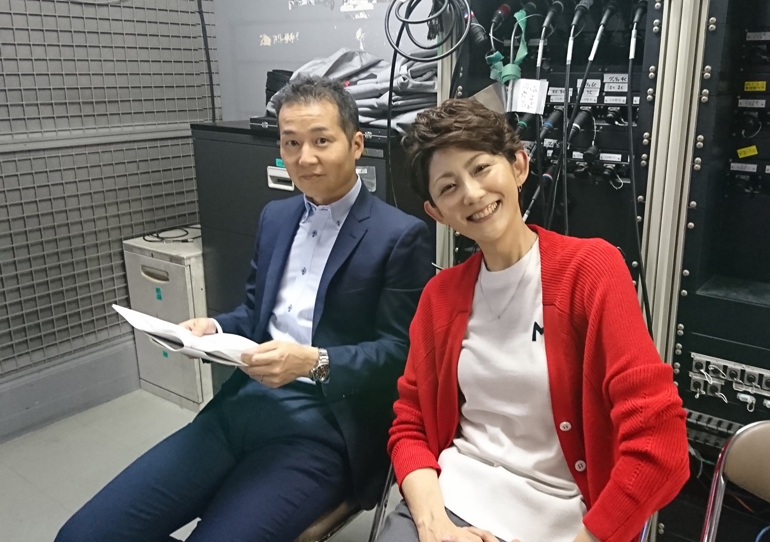 スタジオ隅にある控室。出番を終えて田中良幸リポーターとホッと一息（提供写真）