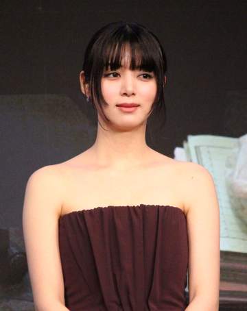 池田エライザ デコルテ＆美肩全開のブラウンドレスで登場 ネトフリ出演作PR「コメディーシーンでは恥ずかしがらずに」