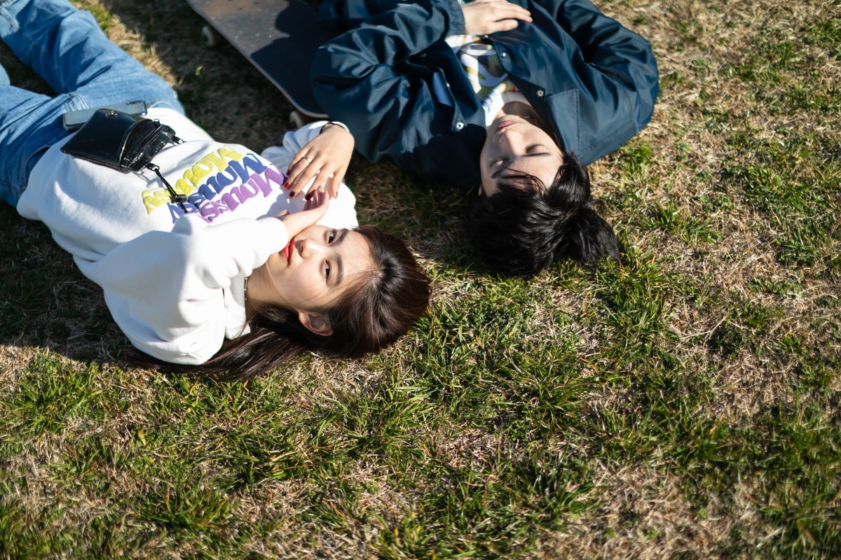 岡本莉音、岸本ルークペアショット「オオカミちゃんには騙されない」（C）AbemaTV