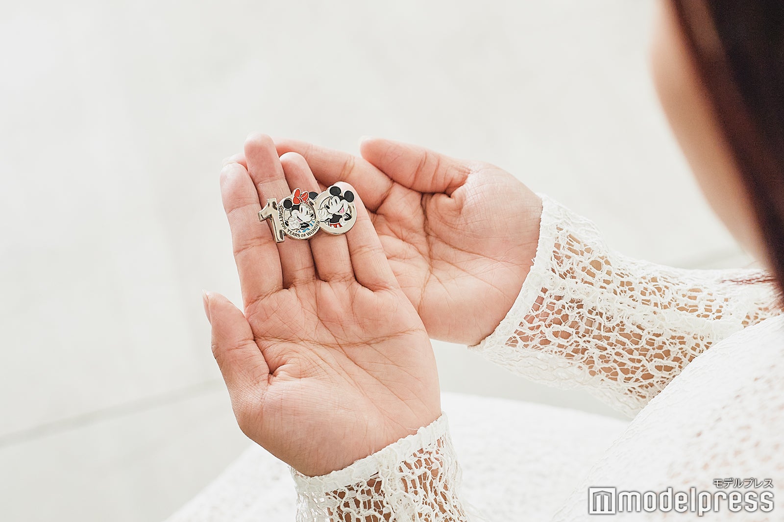 ディズニー100 オリジナルピンバッジ（C）モデルプレス