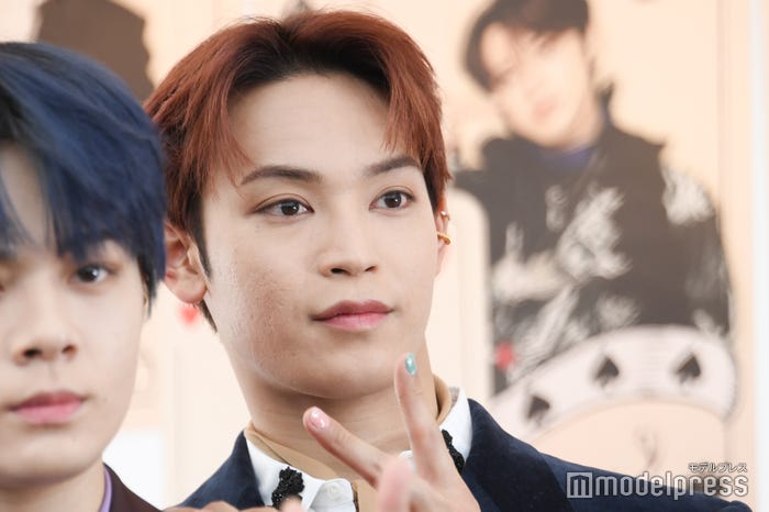 キュートなネイルを見せた與那城奨(C)モデルプレス