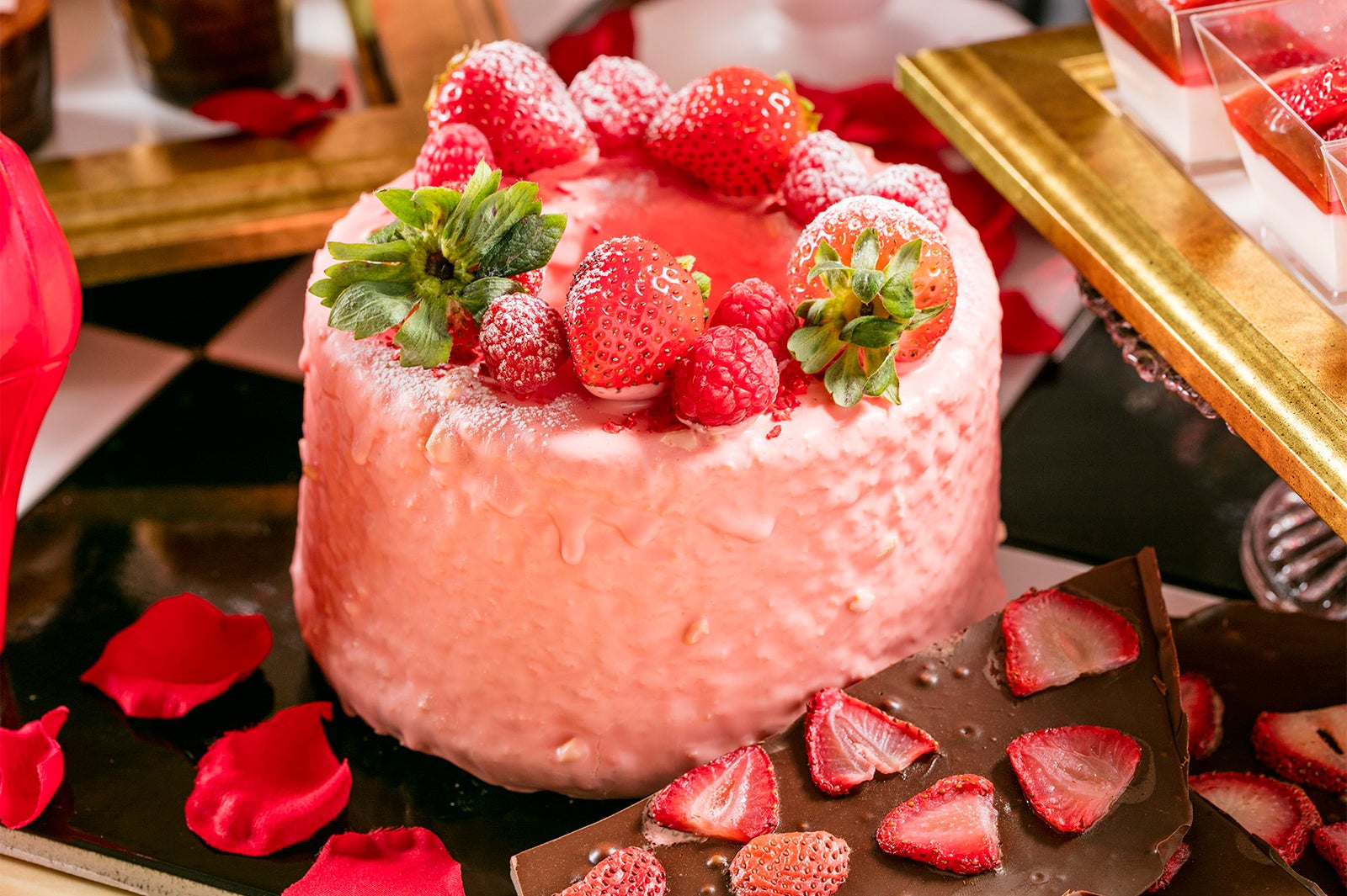 お嬢様のシークレットスイーツ ストロベリーチョコレートシフォンケーキ&amp;たたき割ってさし上げて ストロベリーハンマーチョコレート／画像提供：ヒルトン東京お台場