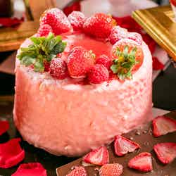 お嬢様のシークレットスイーツ ストロベリーチョコレートシフォンケーキ&たたき割ってさし上げて ストロベリーハンマーチョコレート/画像提供:ヒルトン東京お台場