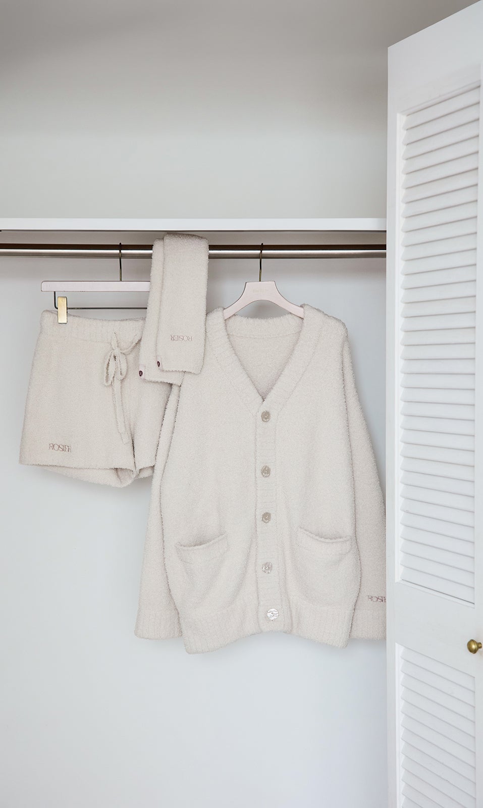 ROSIER Comfy Boyfriend Cardigan（ecru）
ROSIER Comfy Short Pants（ecru）
ROSIER Comfy Long Socks（ecru／rose）（提供写真）