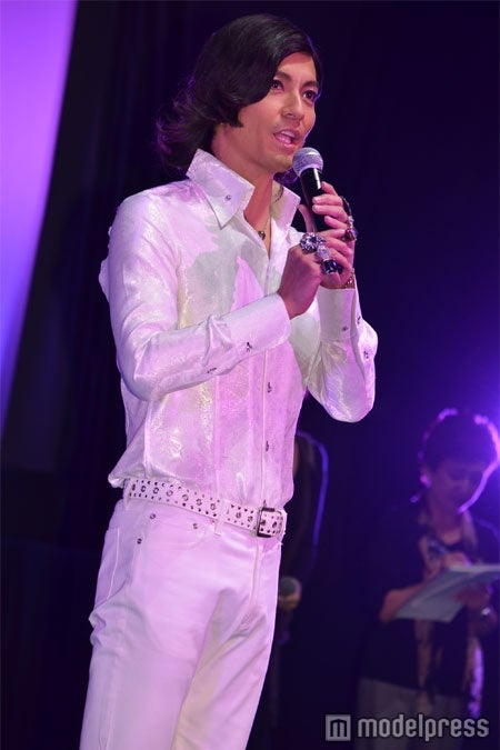 ”セクスィー部長”に扮した沢村一樹