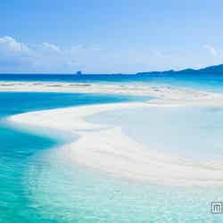 青と白のコントラストが美しい久米島の海／写真提供：Getty Images