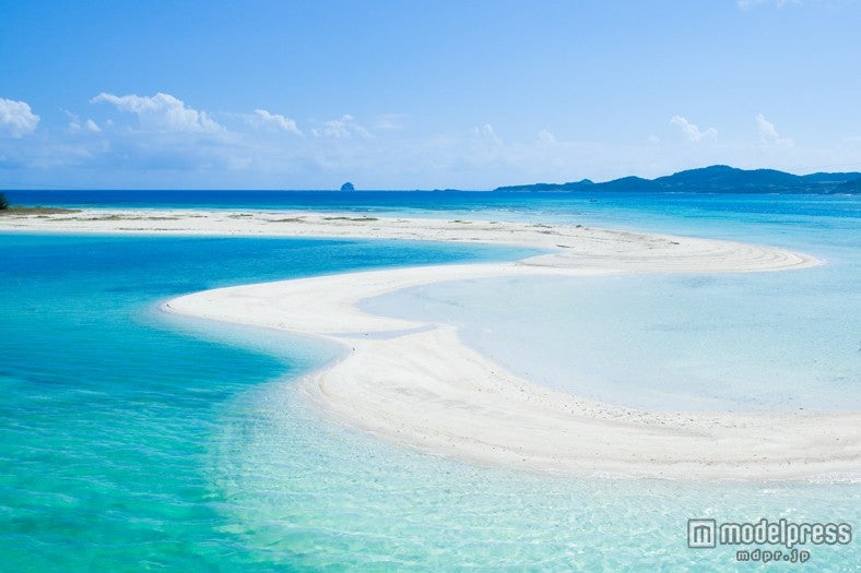 青と白のコントラストが美しい久米島の海／写真提供：Getty Images