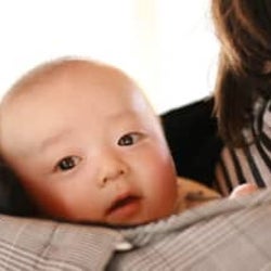 眠いはずなのに赤ちゃんが寝てくれない! 成功率が高かった寝かしつけ方