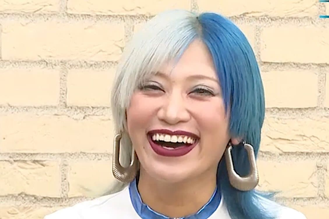 ぱーてぃーちゃん信子、レース中継にレースクイーン姿で登場「朝から稼働している」 冒頭から胸元露わな大胆衣装にファン熱視線