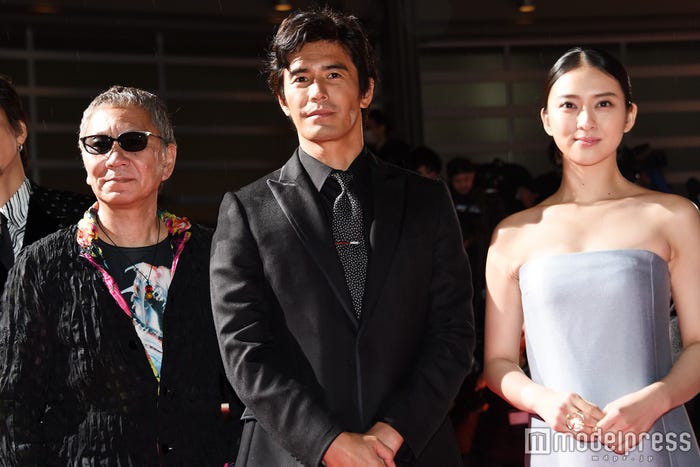 (左より)三池崇史監督、伊藤英明、武井咲(C)モデルプレス