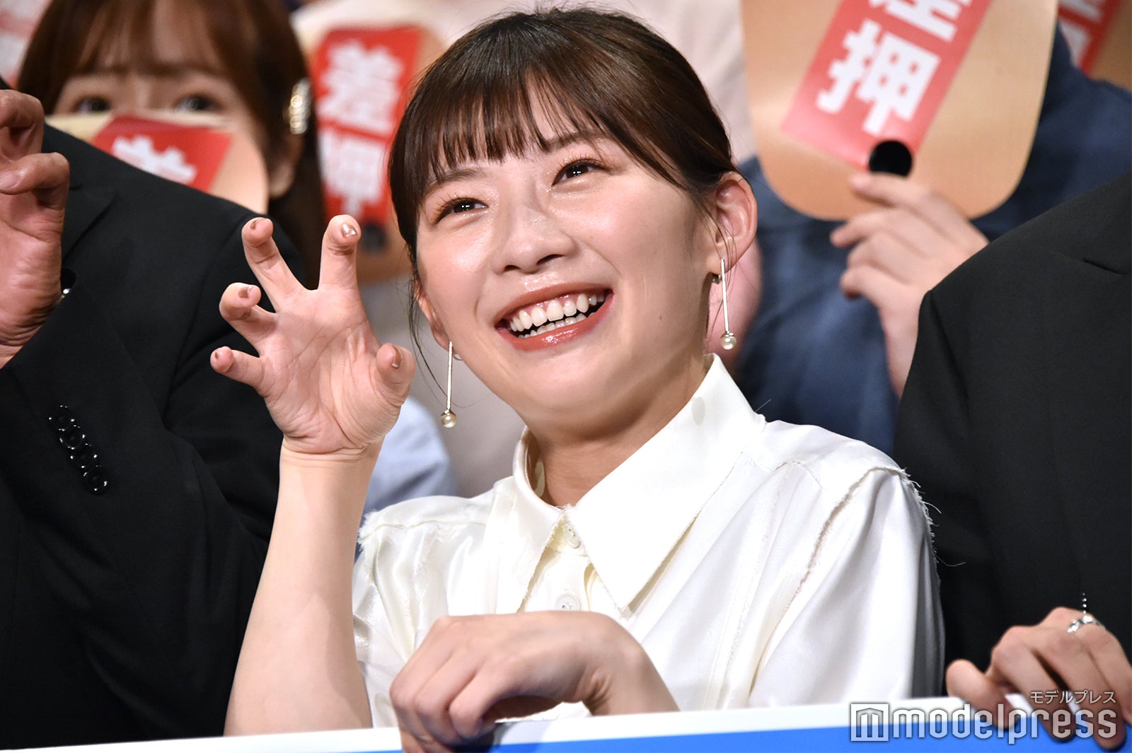 犬のポーズをする伊藤沙莉（C）モデルプレス