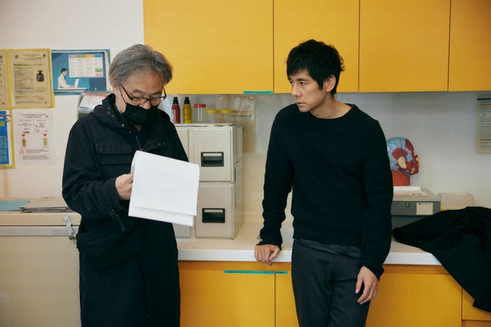 黒沢清監督、西島秀俊(C)2024 CINÉFRANCE STUDIOS – KADOKAWA CORPORATION – TARANTULA