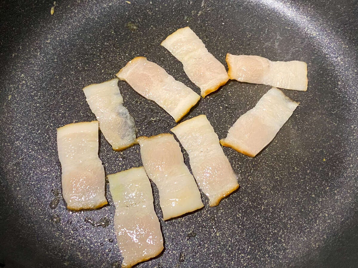 ベーコンを炒める。