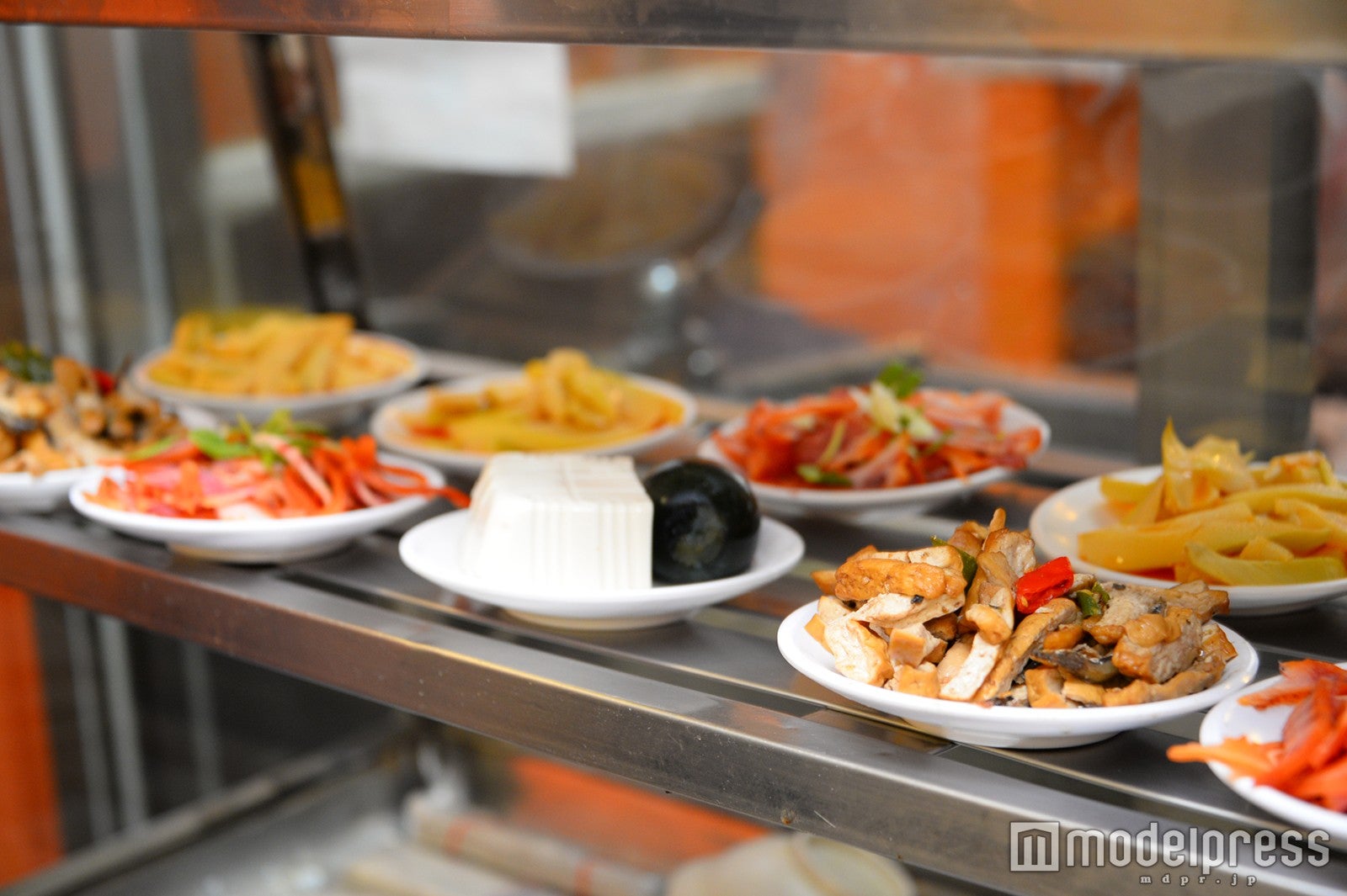 お惣菜は一皿30元（C）モデルプレス