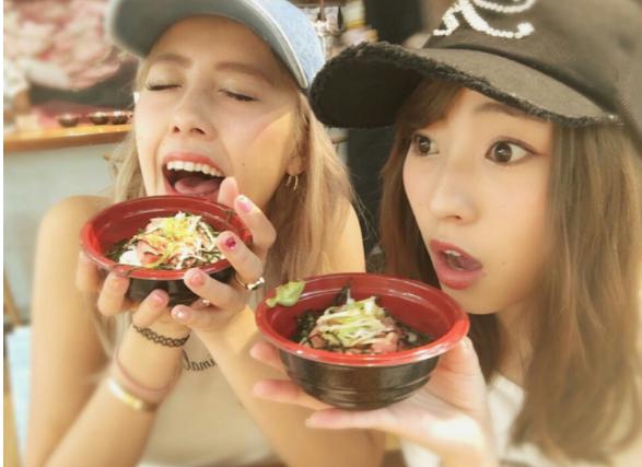 NMB48の藤江れいなと元Berryz工房の夏焼雅（藤江れいな公式Blogより）