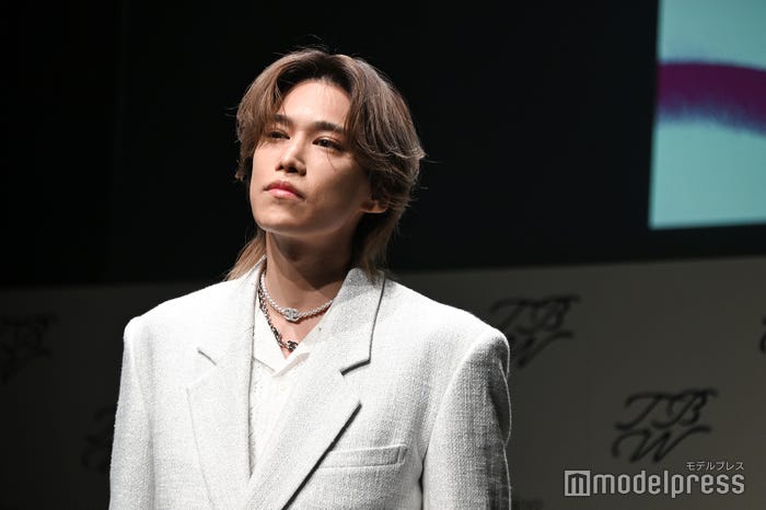 ランウェイでクールに決める千賀健永(C)モデルプレス