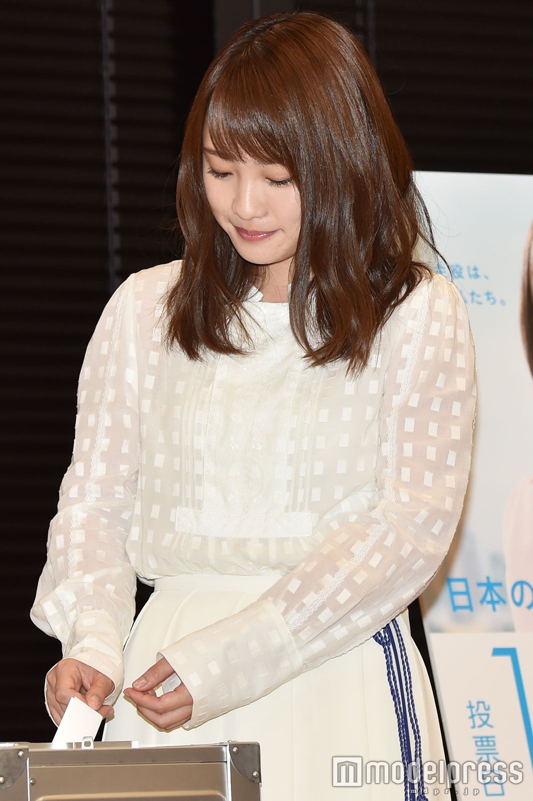 緊張の面持ちで1票… （C）モデルプレス
