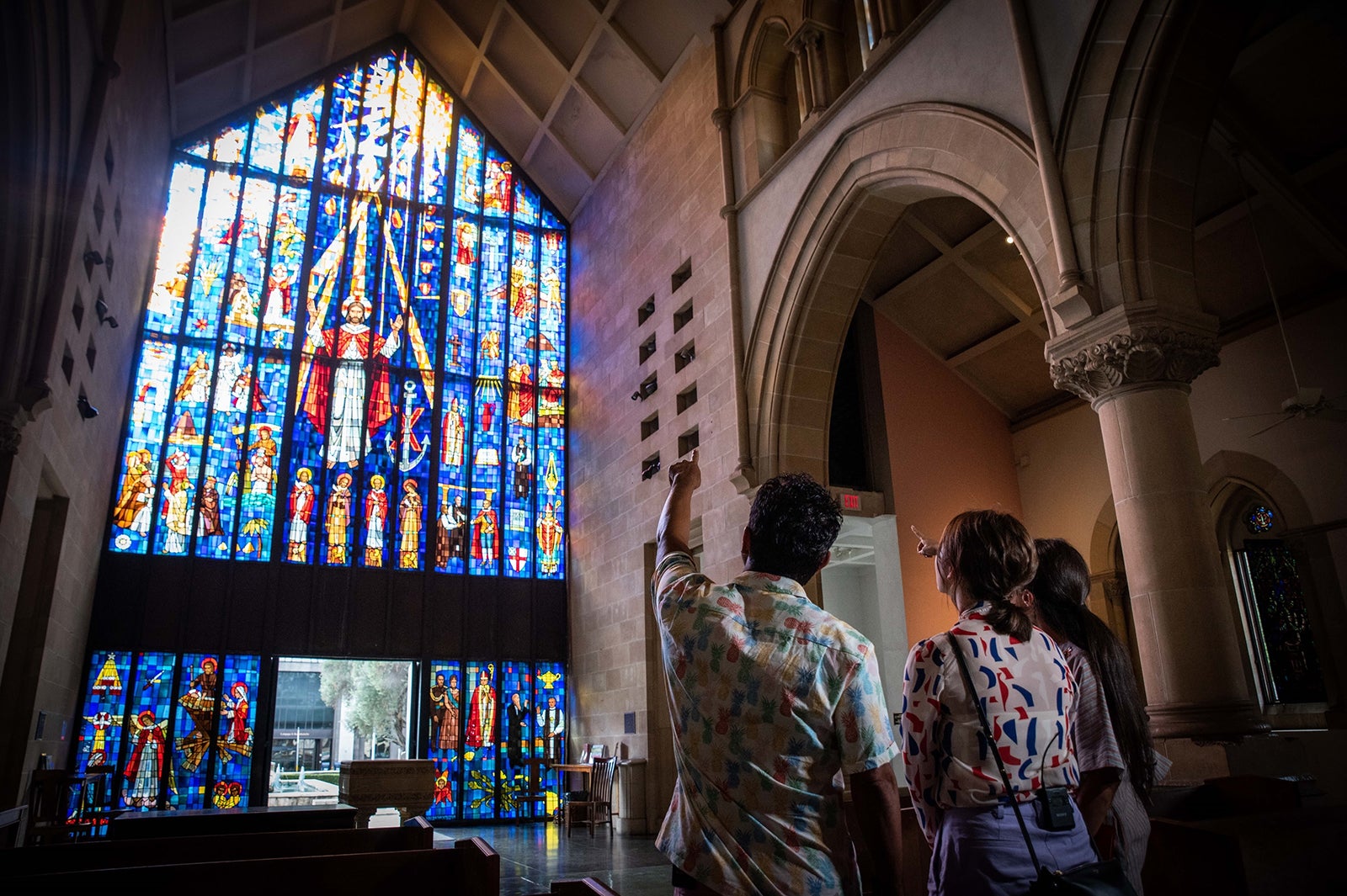 （左から）内野亮、おのののか、サーシャ／画像提供：ワールド・ハイビジョン・チャンネル