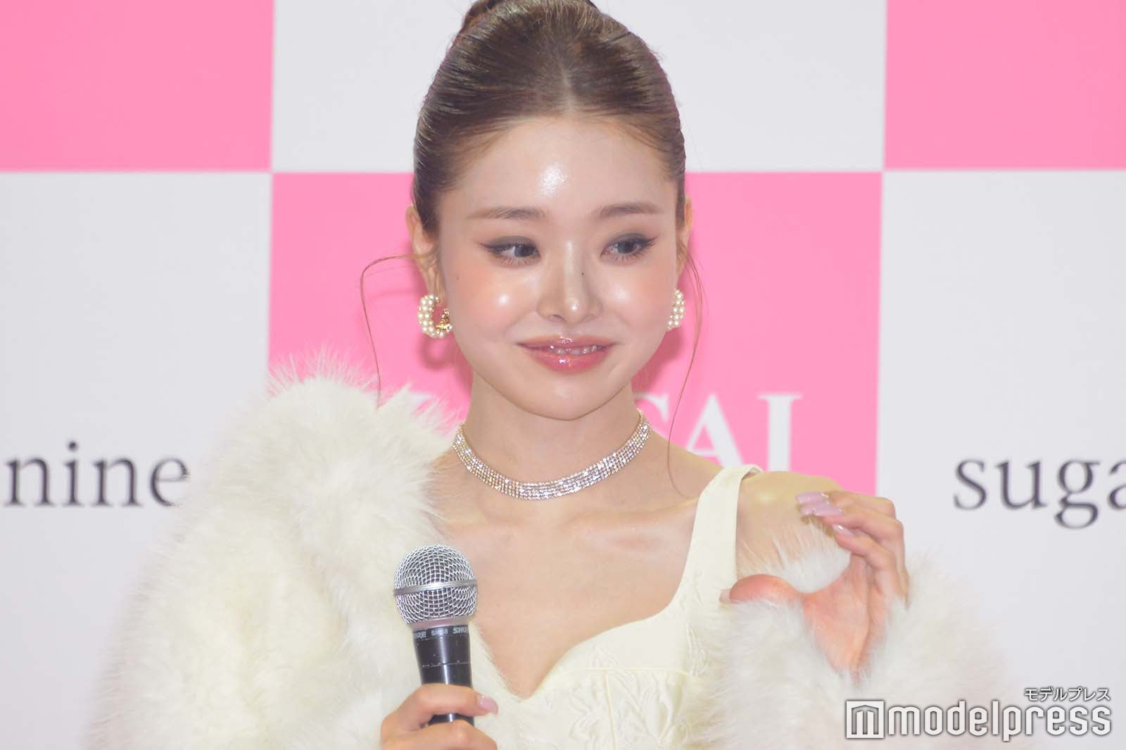 ファンに向けてハートポーズを作るソン・ジア（C）モデルプレス