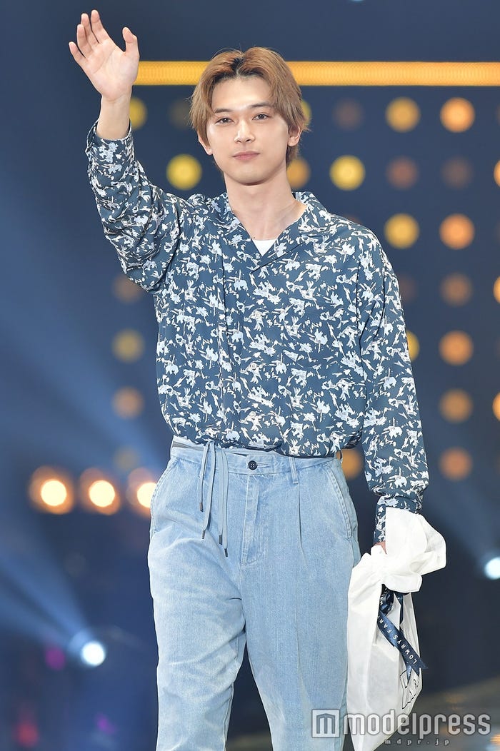 吉沢亮(金髪、センター分け)/「マイナビ presents 第26回 東京ガールズコレクション 2018 SPRING/SUMMER」より:2018年3月撮影 (C)モデルプレス