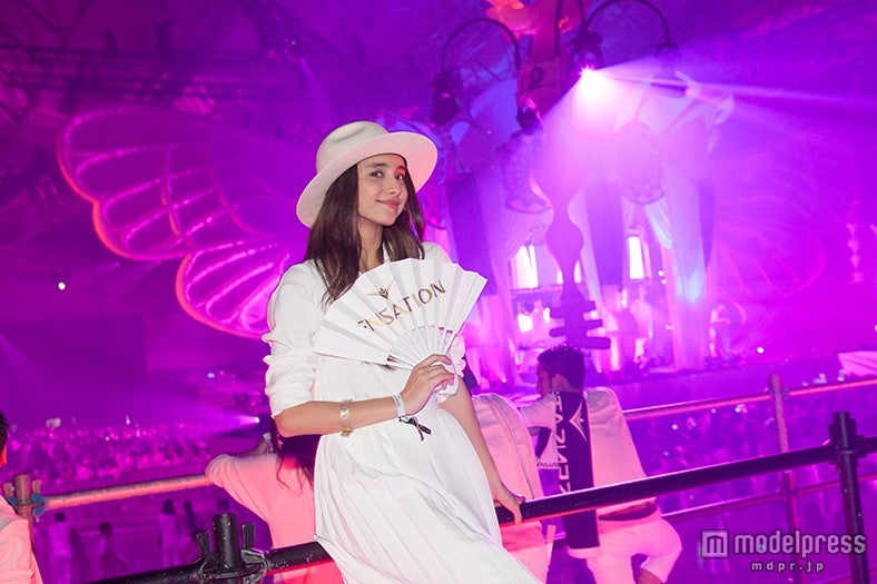 石田ニコル、純白コーデで世界一美しいフェス「SENSATION」を満喫「豪華でテンションが上がった」